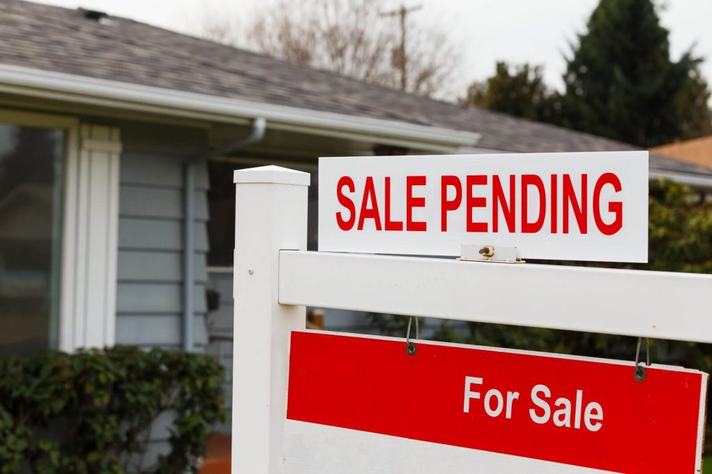 Sale pending / for sale sign